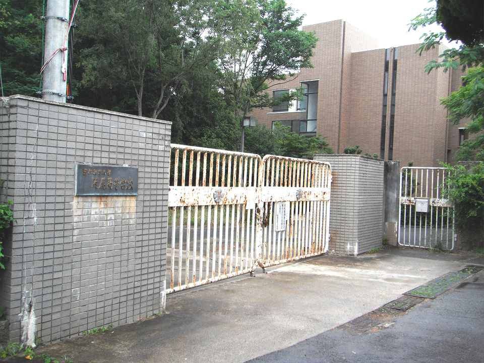 京都教育大学附属高校の校門の古くなった校門 もうつかっていないかも。 2017.05.04