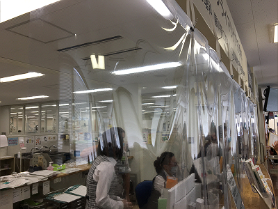 東北大学病院外来のビニールシート(4)