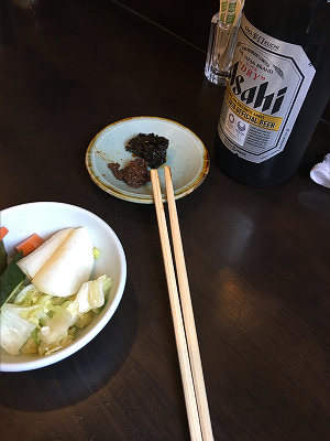 まず冷えたビールをチビチビ飲んで焼き上がりを待つ。鰻を使った付け出しが出る。