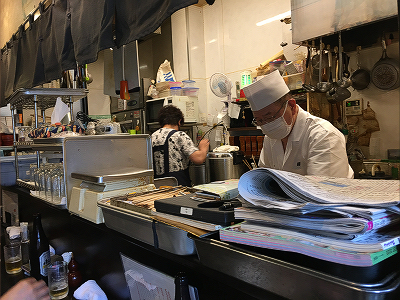 厨房の串を打つ村瀬さんとお母さん。御飯も圧力釜で炊く。