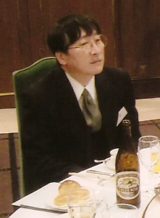 塚本内科消化器科院長は、髭が真っ白、頭は真っ黒
